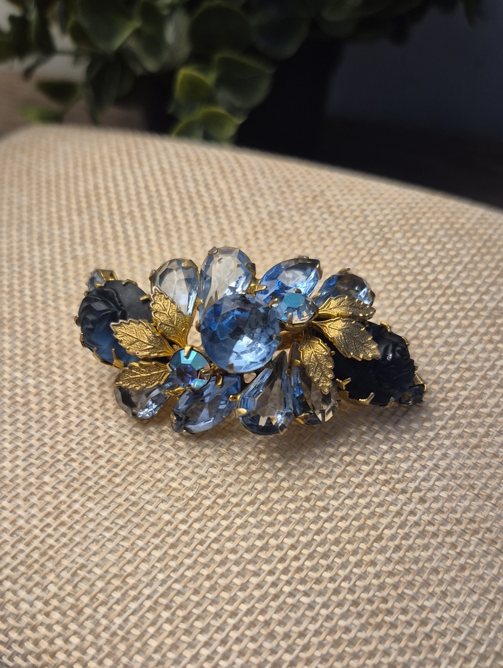 VINTAGE GOLD LEAF BLUE RHINESTONE FLOWER BOUQUET PIN BROOCH